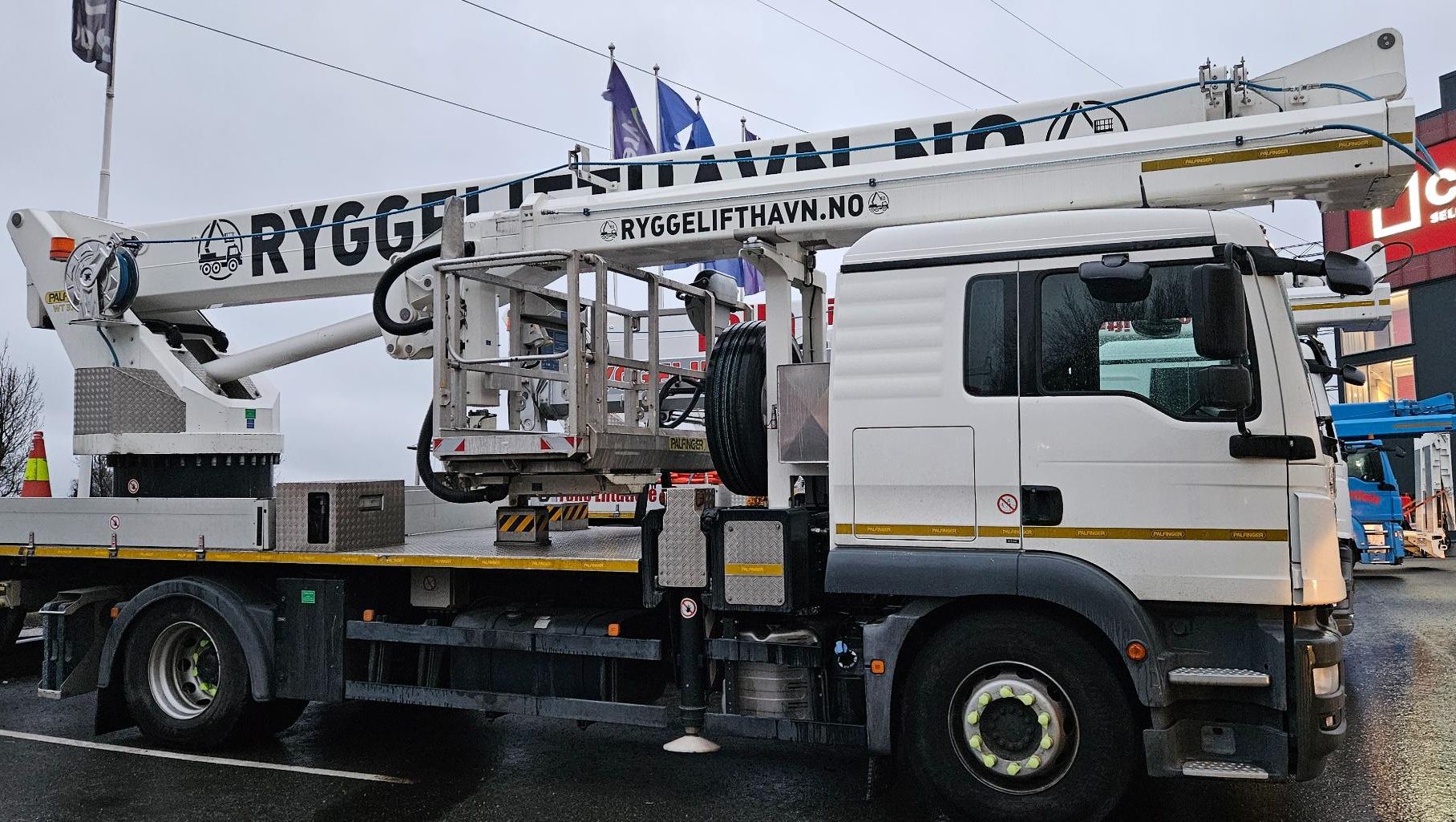 Liftbil fra Rygge Lift og Havn parkert ved City Self-Storage, med utsvingt arbeidsplattform.